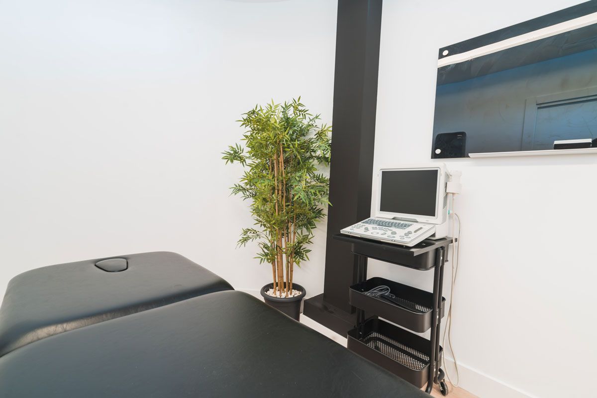 Sala de Fisioterapia con ecógrafo en Irún Oreka